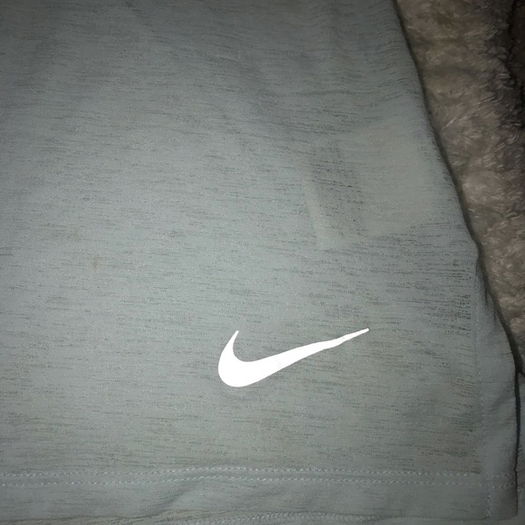 • Nike tank • - Picture 2 of 4